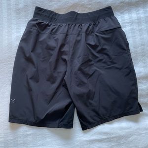 Lululemon black size medium T.H.E. short 9 inch inseam with liner